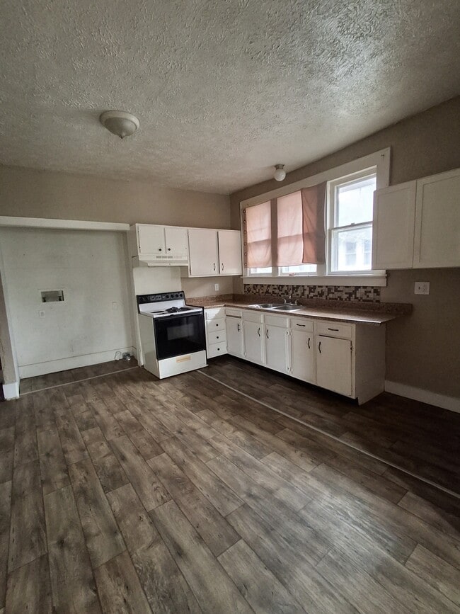 Building Photo - 1611 Main St