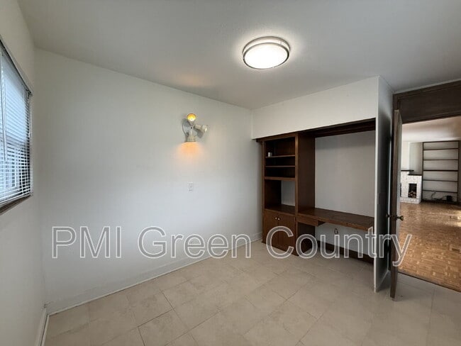 Building Photo - 4978 E 26th St