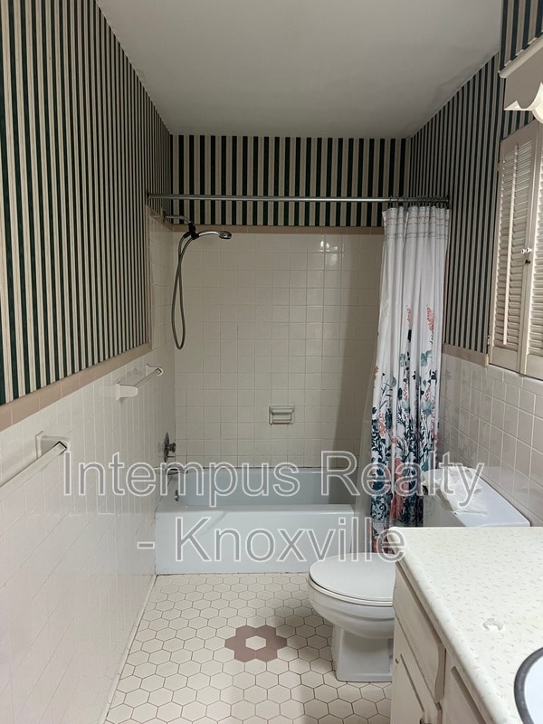 Building Photo - 5801 Ridgewood Rd