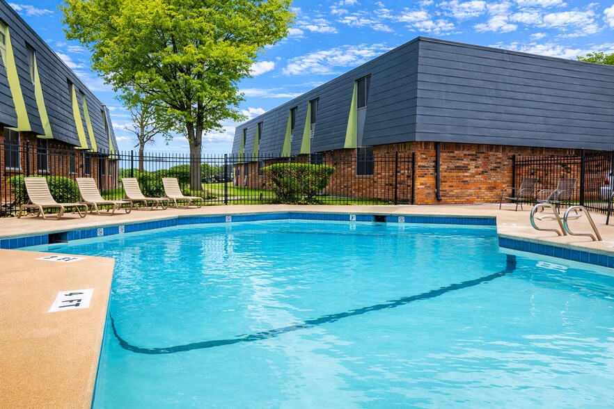 23 East - Swimming Pool 1 - 23 East Apartments