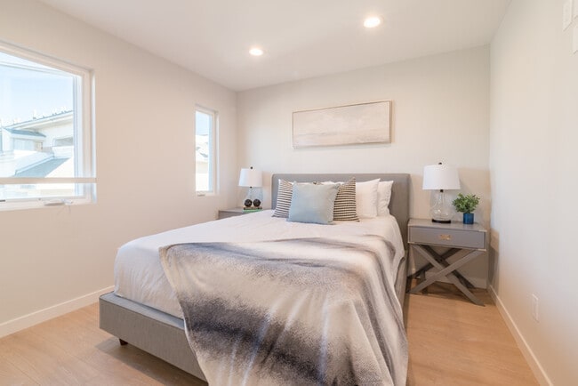 Building Photo - Two Bedroom Town Home-style Like Near NoHo Arts District