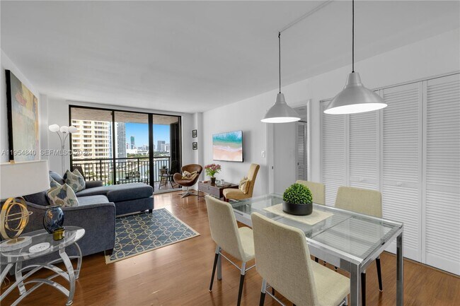 Building Photo - 540 Brickell Key Dr