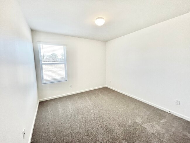 Building Photo - 3 br 2.5 ba townhome with one car garage n...