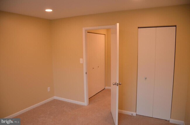 Building Photo - 1046 Spring Valley Ct