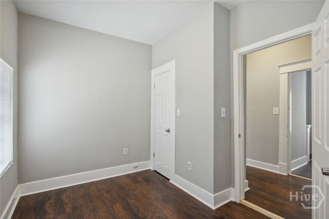 Building Photo - 1002 W 44th St