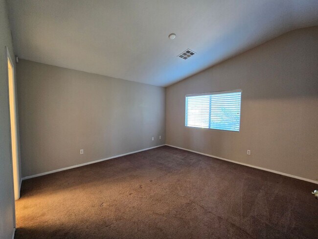 Building Photo - Terrific 3 bed + Loft 2 Car Need Space? Th...