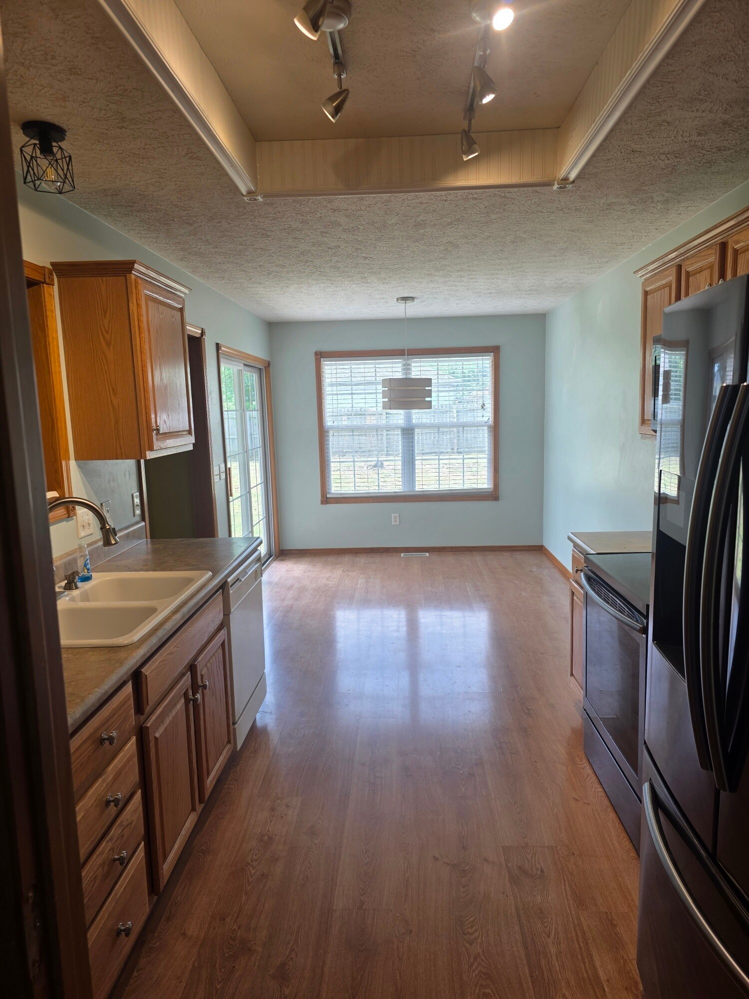 Kitchen - 4798 W Kingsbury St