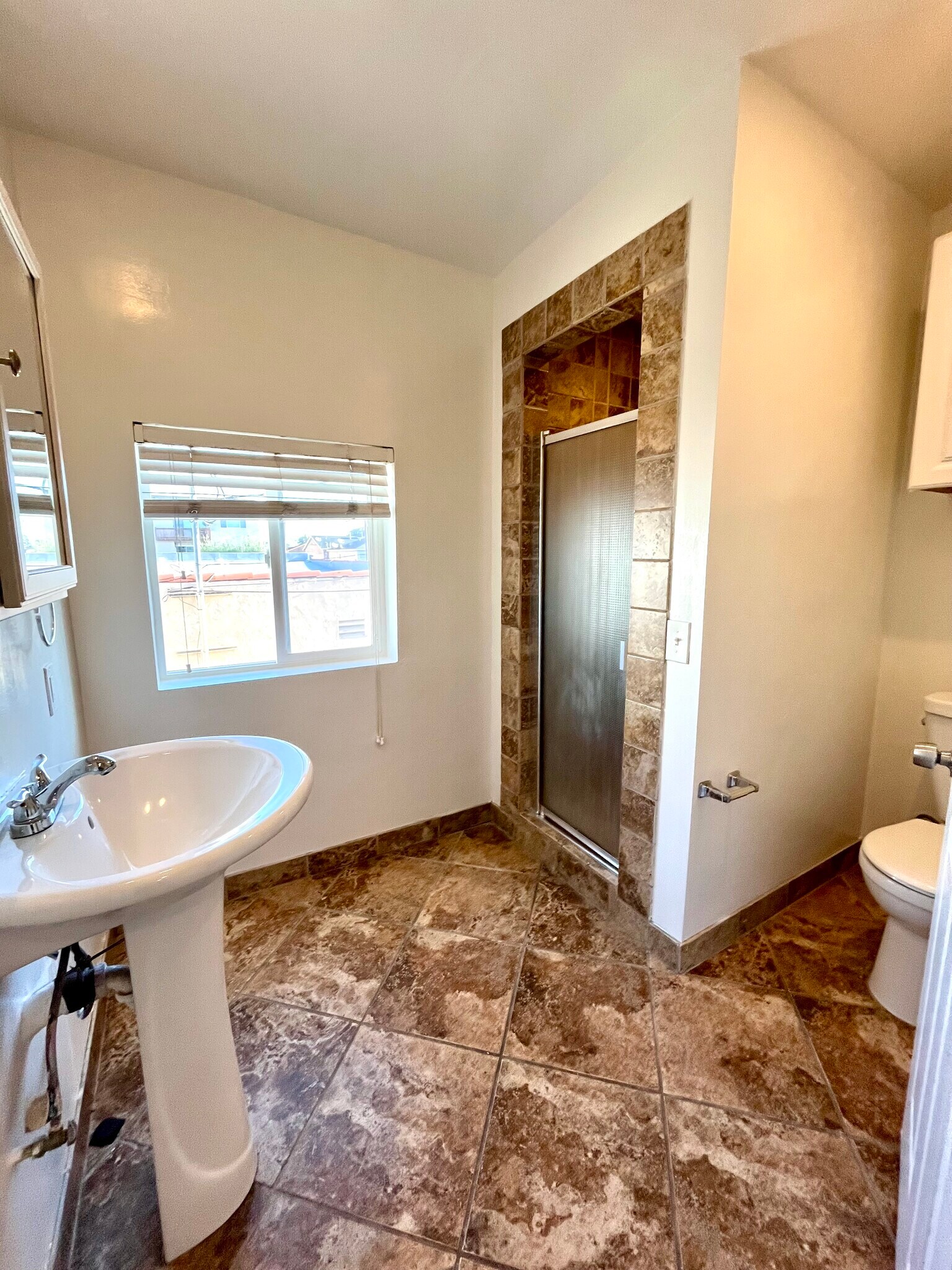 Building Photo - 1031 W 12th St