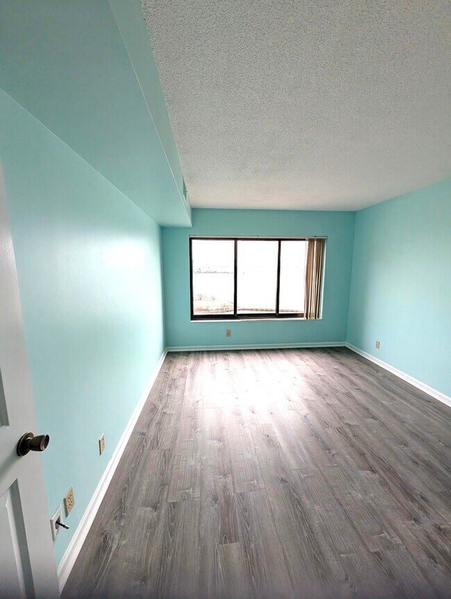 Building Photo - 7505 River Rd