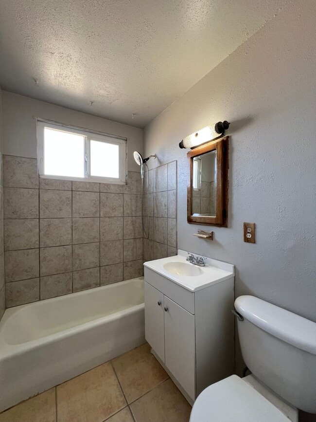 Building Photo - 3 Bedroom 2 Bathroom House Located Near Ca...