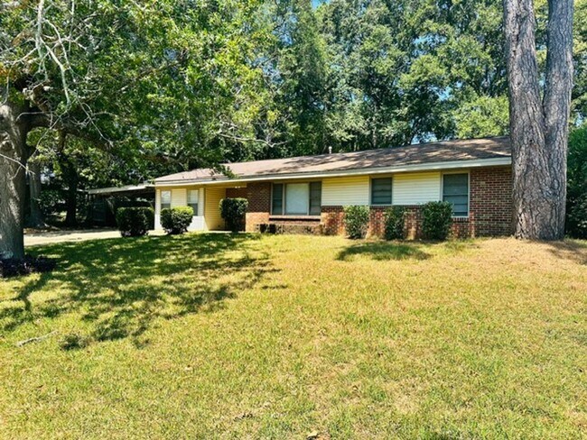 Building Photo - ** 5 Bed 2 Bath located in County Downs** ...