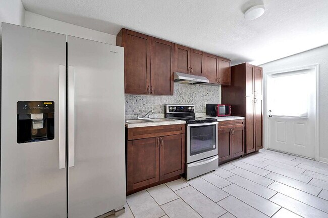 Building Photo - Prime Haines City Location | Move-In Ready 2BD/1BA Minutes from Hwy 27 | Section 8 Welcome