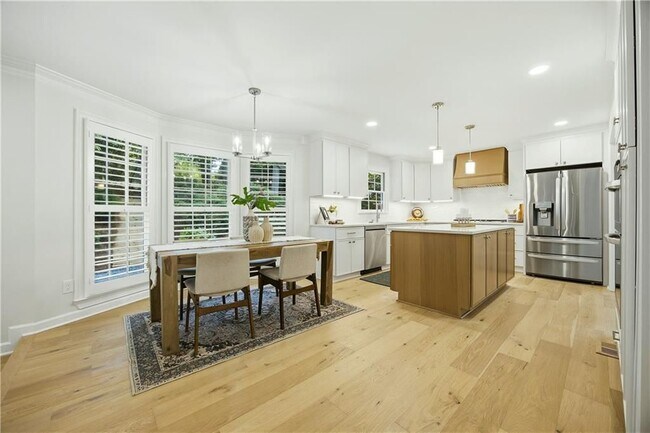 Building Photo - 1390 Tennis Ct Pl