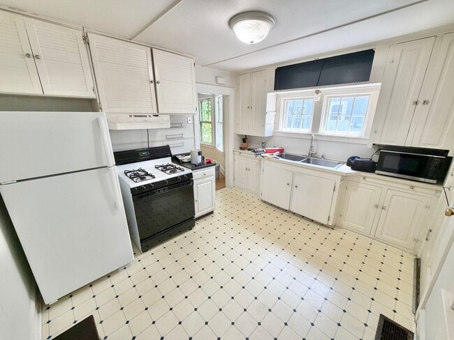 Building Photo - 3 Bedroom Apartment in Burlington VT Available NOW! OFF STREET PARKING, LAUNDRY, HEAT INCLUDED!