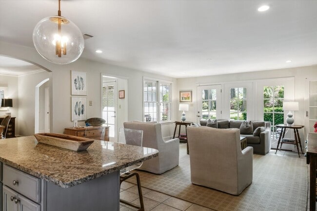 Building Photo - 5 bedroom 3 bathroom with over 3,500 square feet in East Memphis near Walnut Grove and Perkins