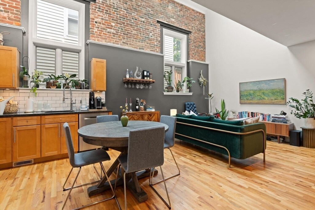 Building Photo - 340 Saratoga St