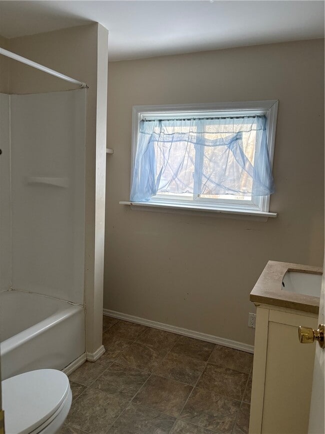 Building Photo - 49 Bridge St