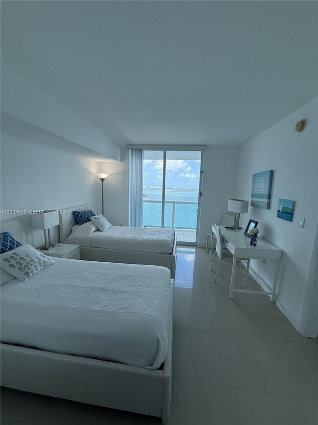 Building Photo - 1800 N Bayshore Dr