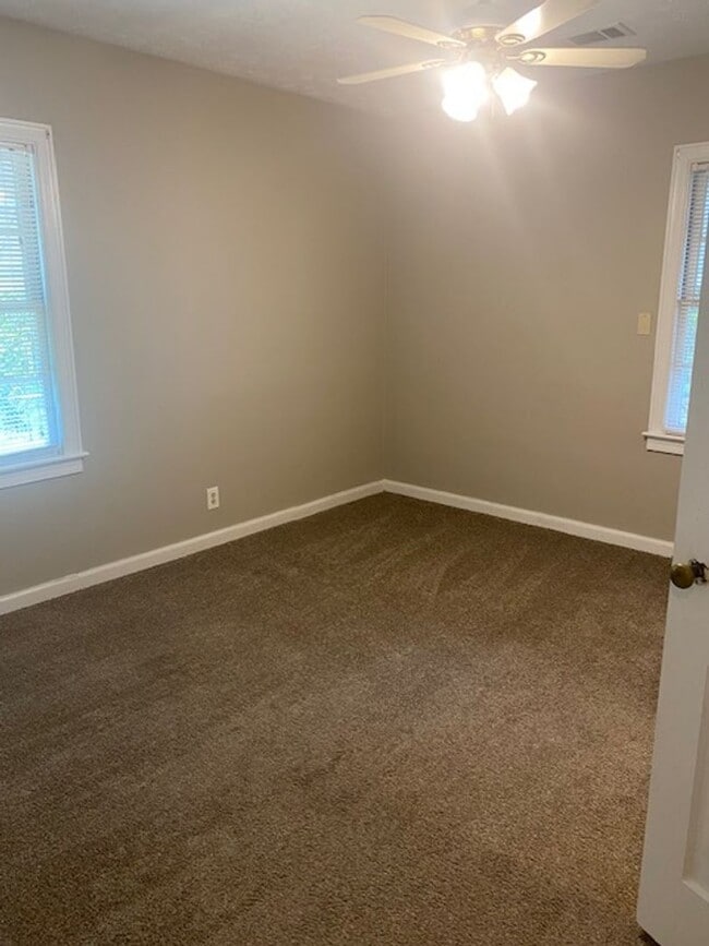 Building Photo - Quiet and Cozy Living in Columbus