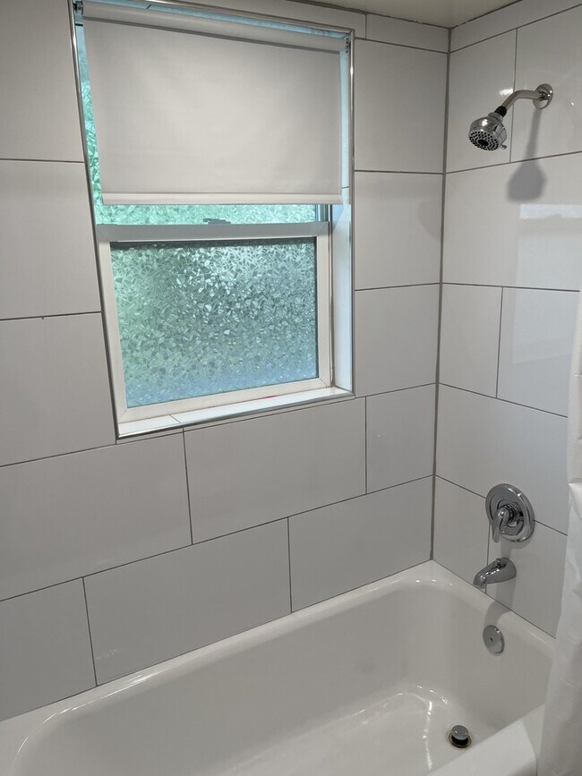 Building Photo - 209 W Maple Ave