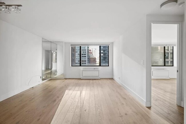 Building Photo - 30 W 61st St