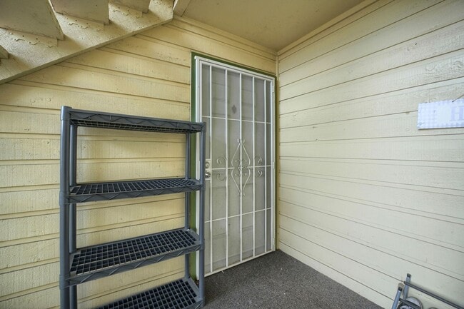 Building Photo - AVAILABLE NOW! 2BR/2BA Condo – Awesome Location! Glossy Hardwoods, Granite Countertops, W/S/G Inc...