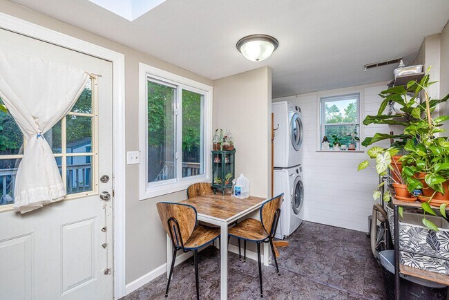 Building Photo - Darling 3 Bed 1 Bath Home