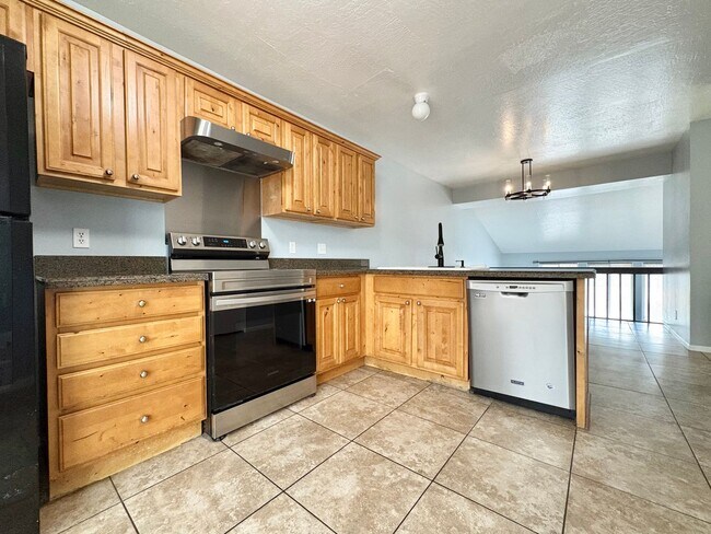 Building Photo - Charming 3-Bed Townhome in Holladay – Fenced Yard, Ample Parking & Prime Location