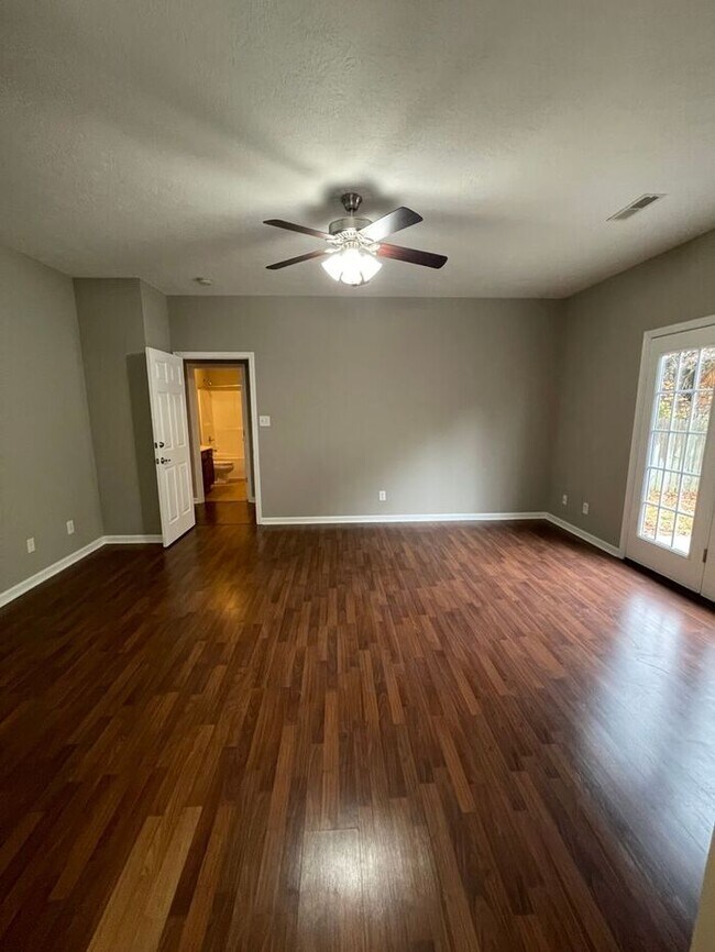 Building Photo - 2 bed, 2 bath, 2 car garage ranch style home in N. Knoxville