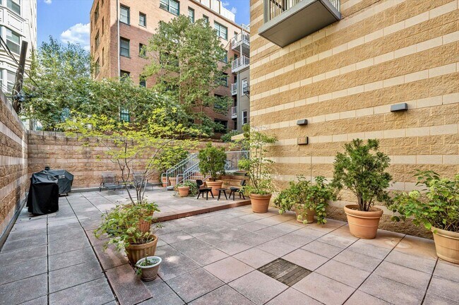 Building Photo - 1001 L St NW