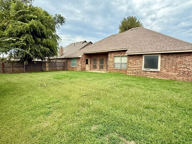 Building Photo - Beautiful 4 Bed 3 Bath Home with Great Loc...