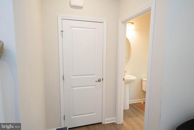 Building Photo - 9305 Mulligan Way