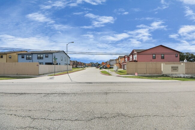 Building Photo - 4303 Oakridge Dr