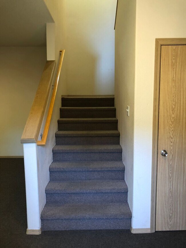 Building Photo - Small Pet Friendly! 4 Bedroom, 2 Bathroom Close to Campus!