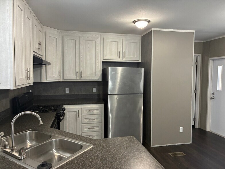 Building Photo - 4842 SW Topeka Blvd