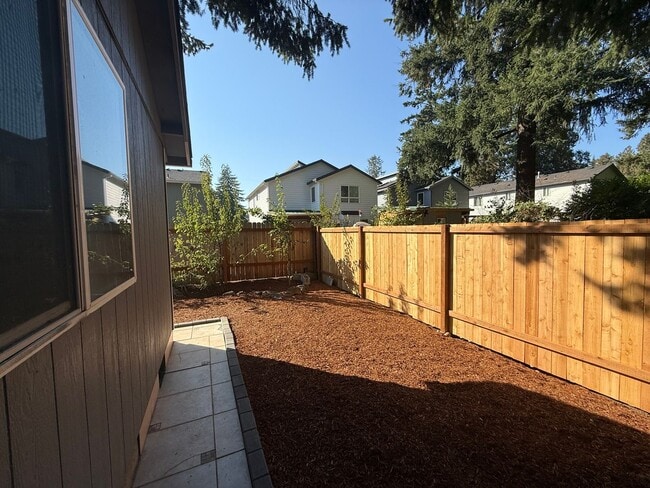 Building Photo - Spacious 3BD/2BA Home with Two-Car Garage,...