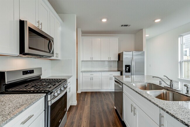 Building Photo - 25821 Hedgerow Dr