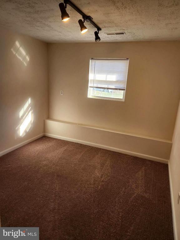 Building Photo - 37130 Mowry Ln