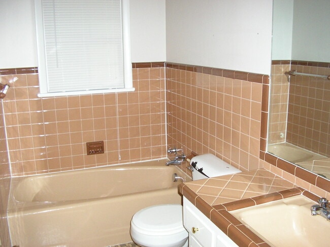 Building Photo - 1415 Woodhurst St