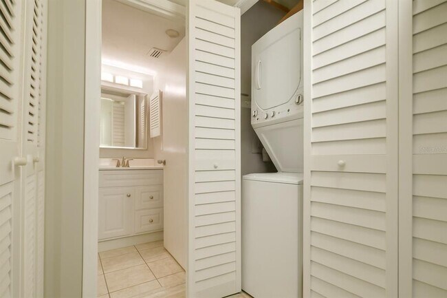 Building Photo - 2124 N Tamiami Trl