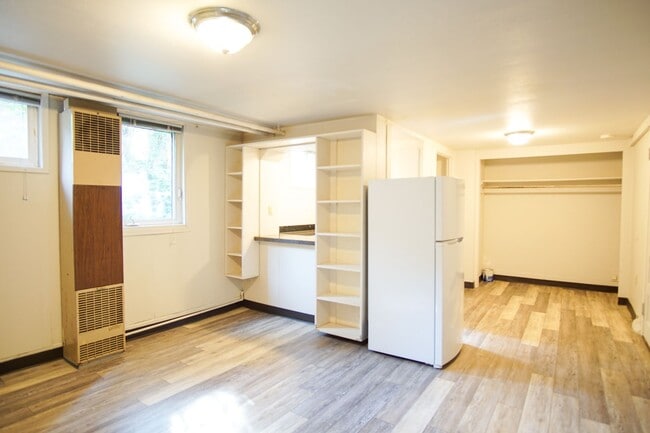 Building Photo - Charming & Unique John's Landing Studio: Close to Shops & Restaurants!