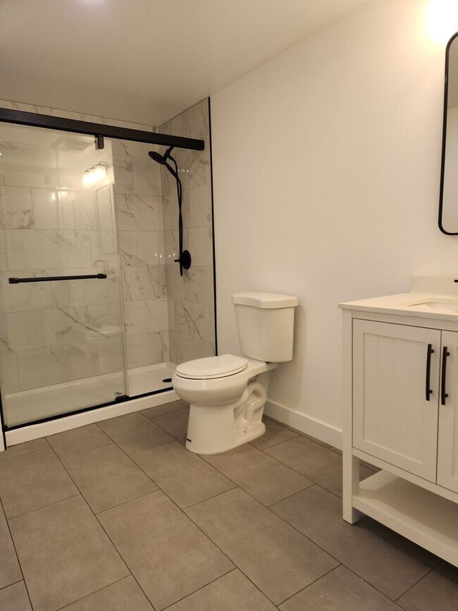 Building Photo - Completely renovated Ranch Style home in E...