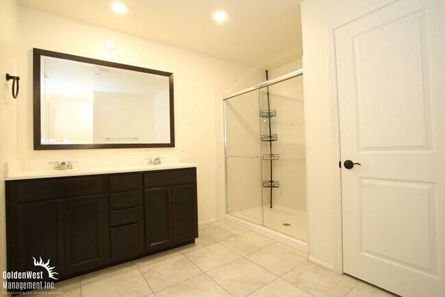 Building Photo - Bright & Stylish 3Bdm 2.5Ba Home in Henderson