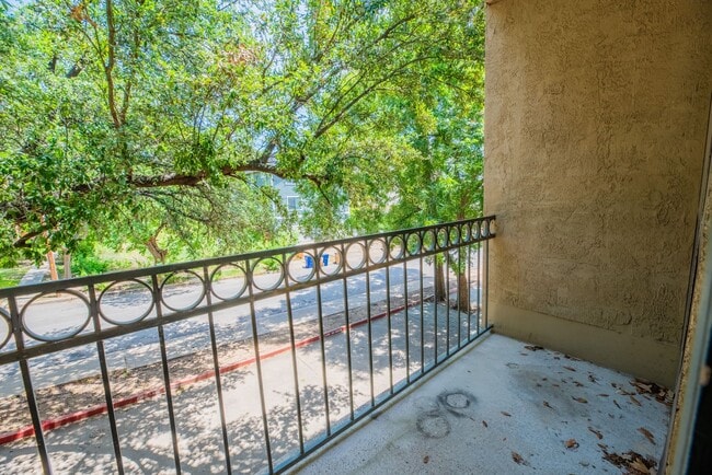 Building Photo - Robbins Place #208