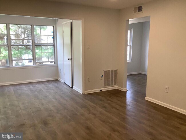 Building Photo - 12 Normandy Square Ct