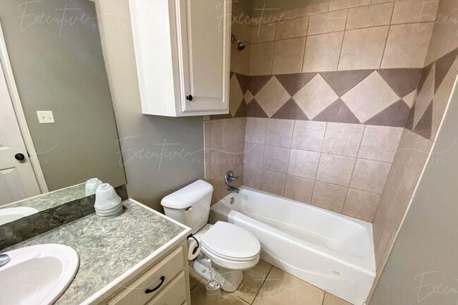 Building Photo - 2BR/2BA Duplex Near McNeese | W/D Included | Built-In Workspace