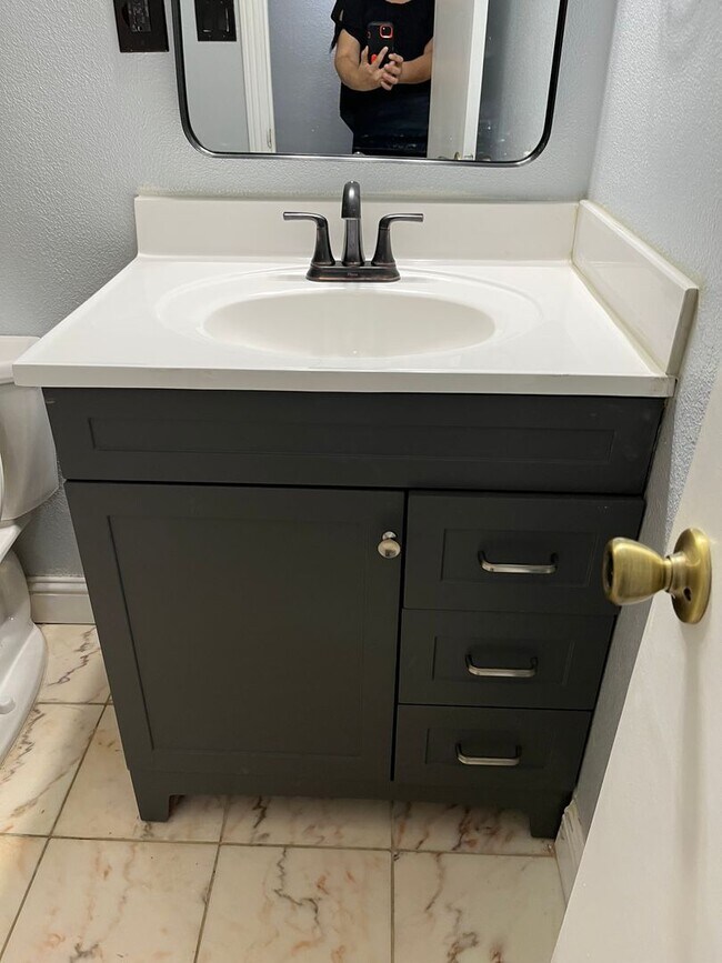 Building Photo - Available Now! Move-In Ready