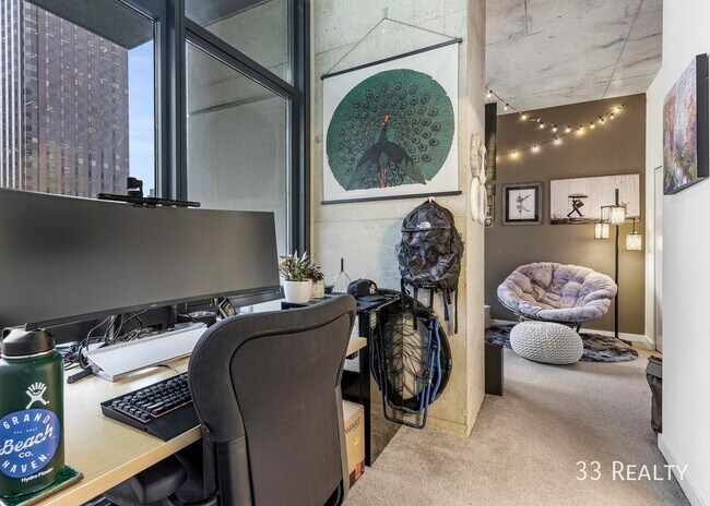 Building Photo - 235 W Van Buren St