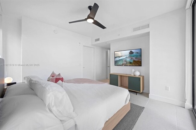 Building Photo - 601 NE 1st Ave