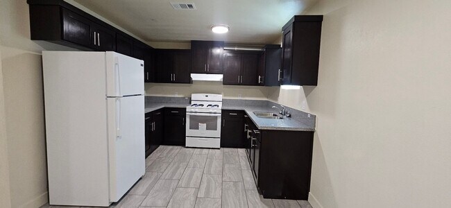 Building Photo - 3839 Woodlawn Ave